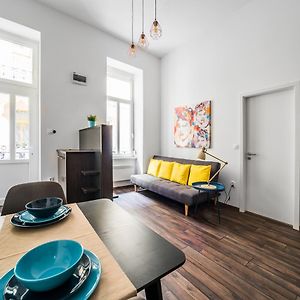 New Dob 53 Center Apartment